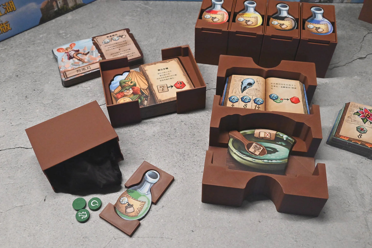 烏鴉盒子-郎中闖江湖大盒版 Quacks of Quedlinburg Mega Box 桌遊收納盒